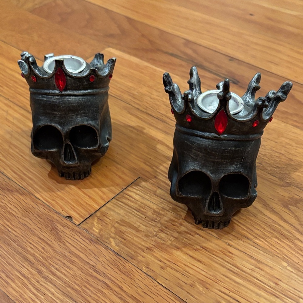 Halloween decorations Crowned Skull Candle Holders - Black and Red